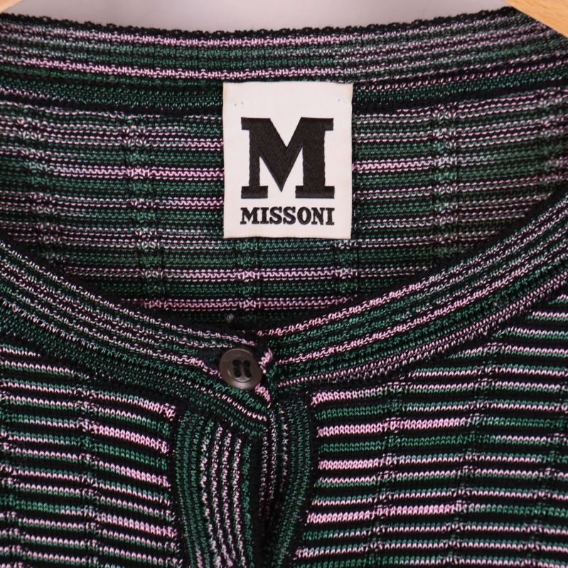 Närbild på Missoni etikett i koftans hals