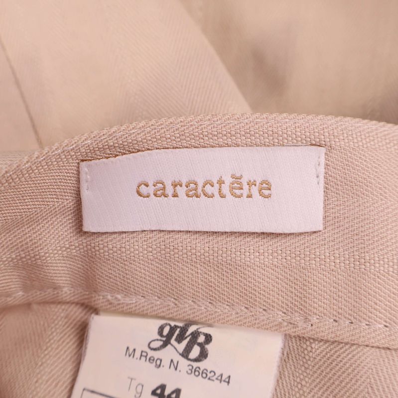 Närbild etikett med varumärket caractere på beige tyg