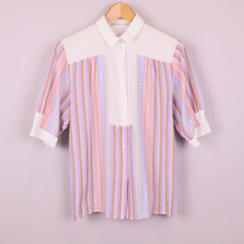Randig blus med vita axelpartier 