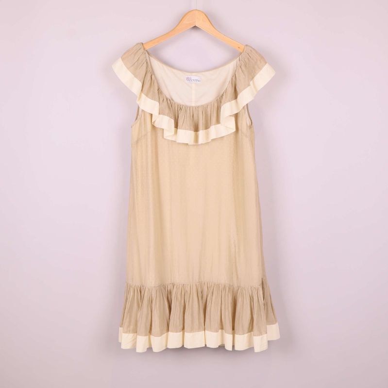 Beige klänning med volang framifrån