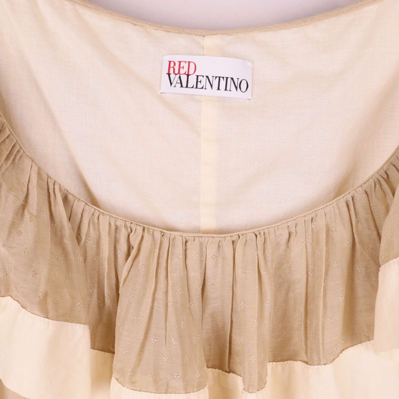 Närbild på klänningens Red Valentino-märke