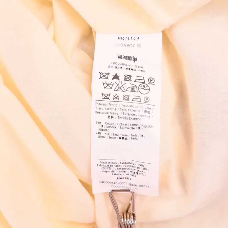Tvättrådslapp med materialinformation på insidan