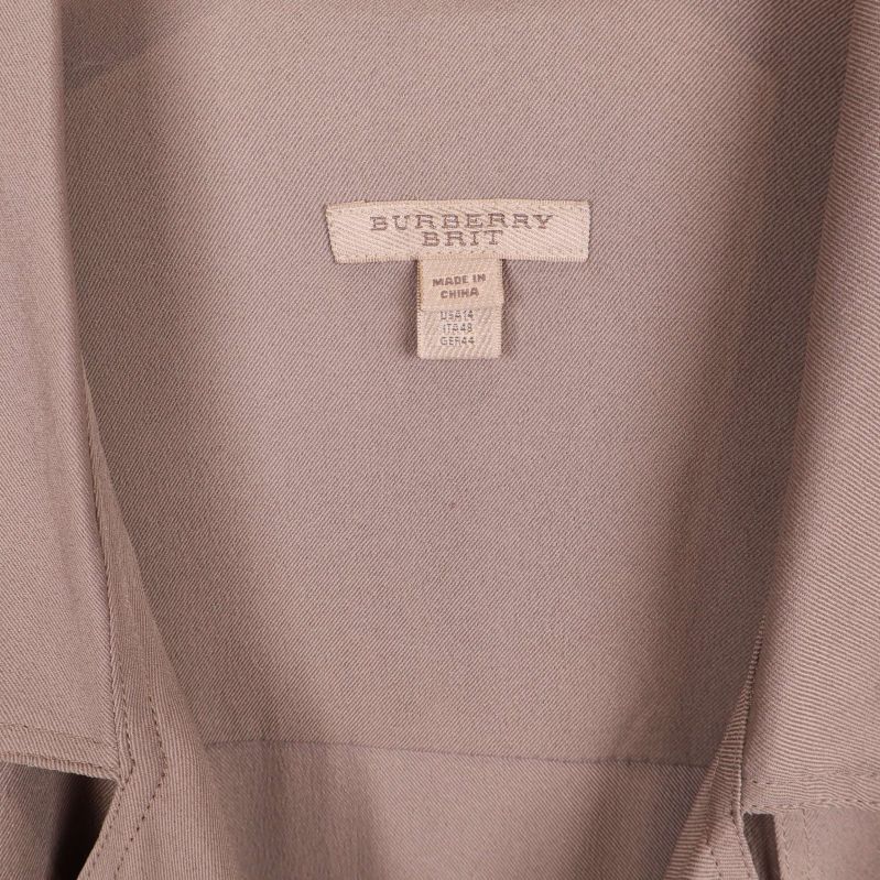 Närbild på inneretikett med Burberry Brit-logotyp