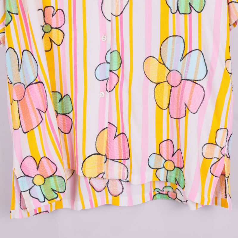 Närbild på skjortans nederdel med pastellblommor