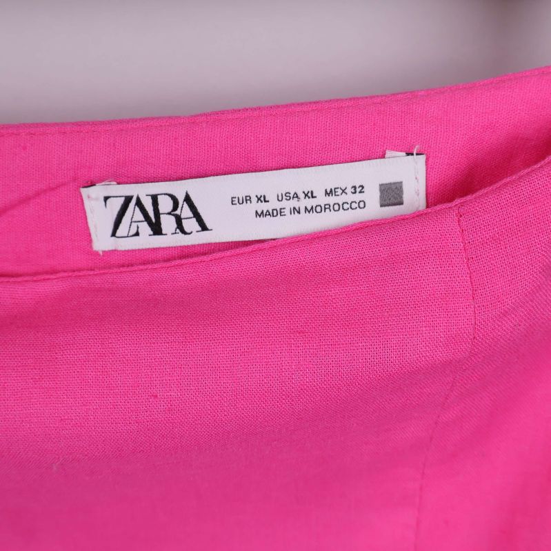 Närbild på Zaras etikett i rosa kjol