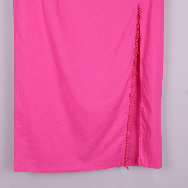 Nedre delen av rosa kjol med frans och slits