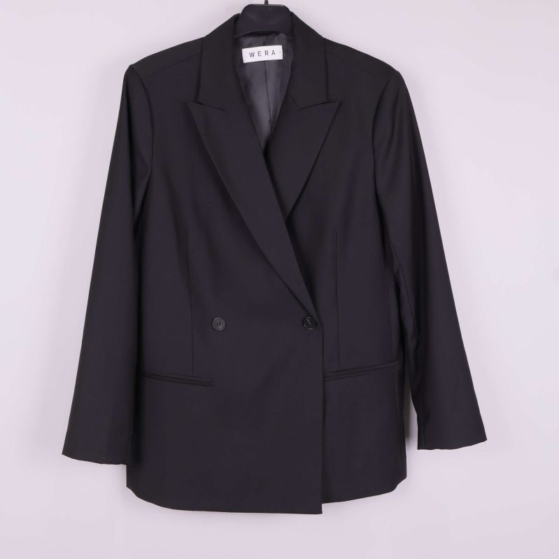 Svart blazer med knäppning och klassisk krage framifrån