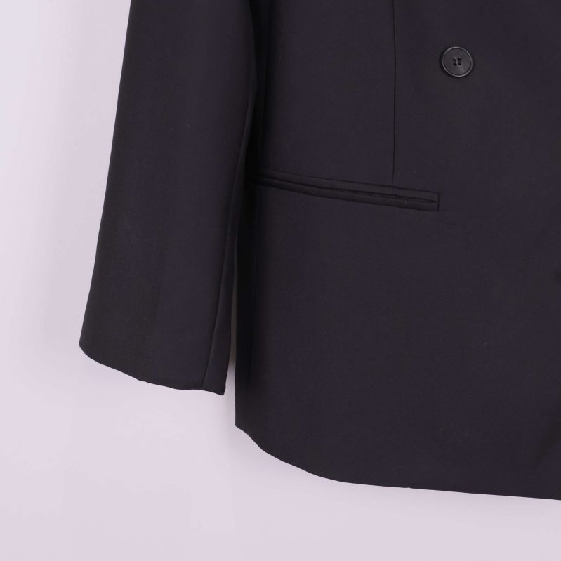 Närbild på nedre del och ficka på svart blazer