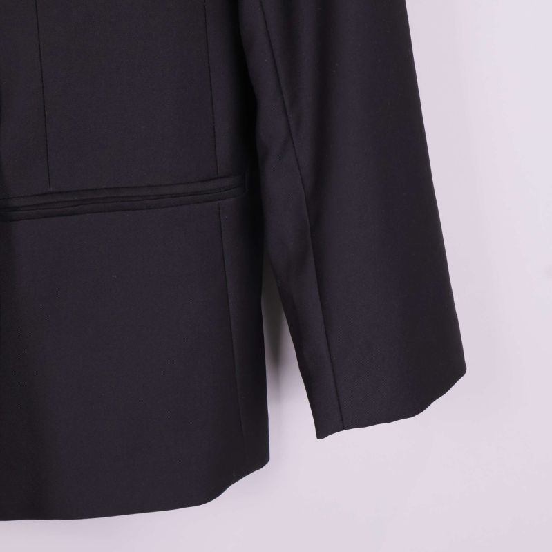 Närbild på ärmslut och söm på svart blazer