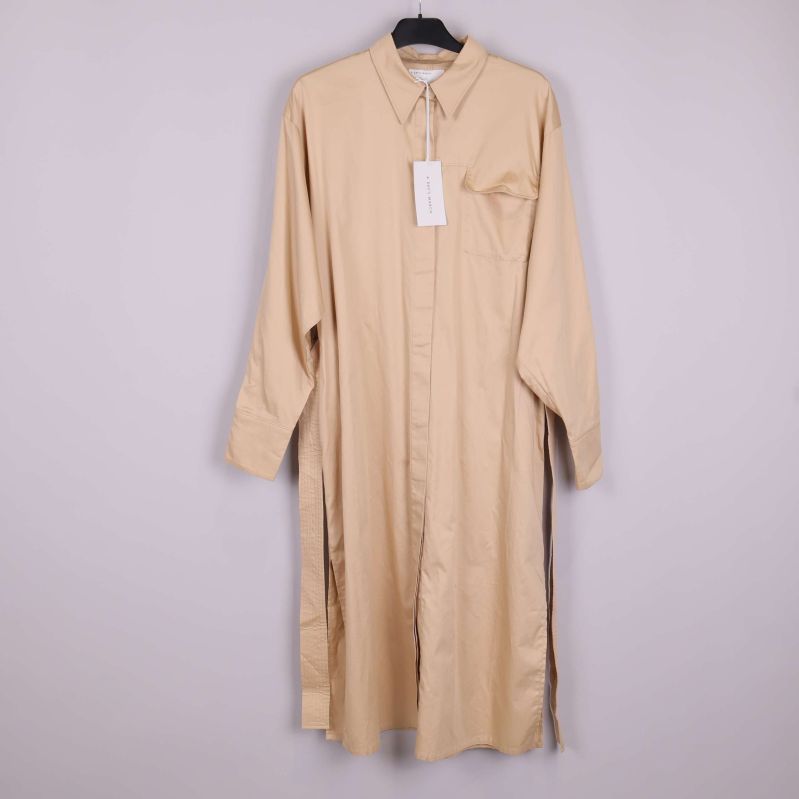 Beige skjortklänning med lång ärm och bröstficka