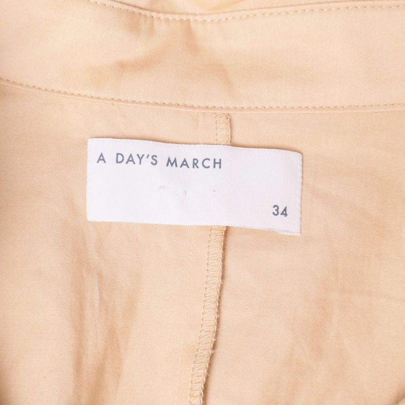 Närbild på etikett från A Day's March storlek 34
