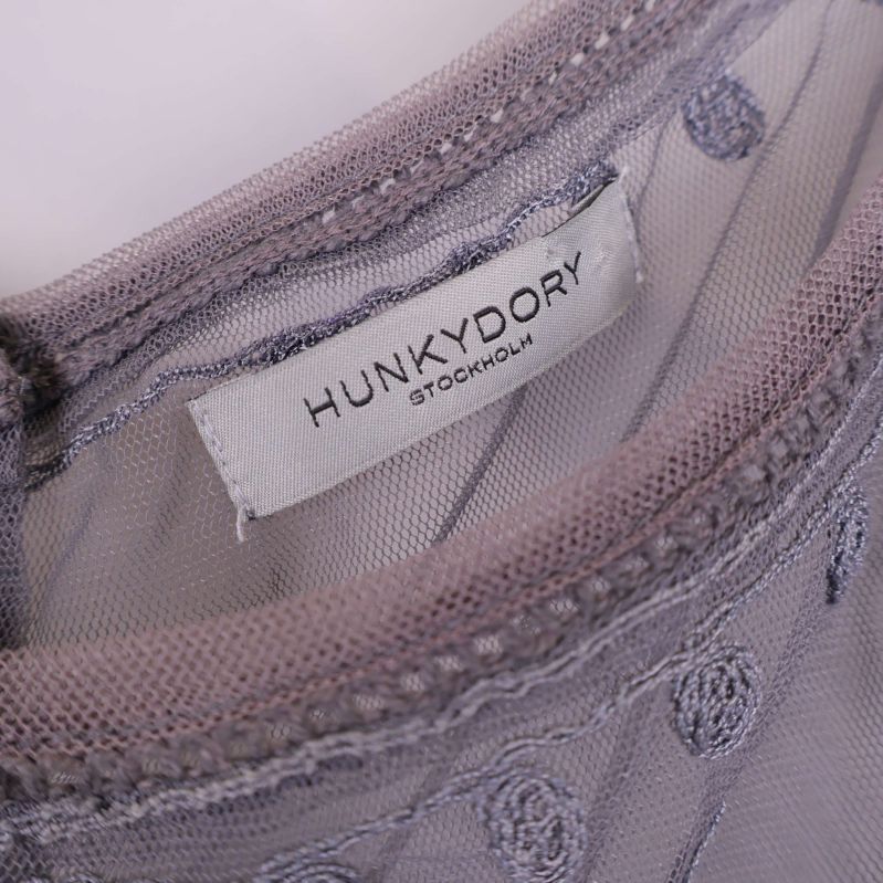 Närbild på Hunkydory-logga i nacken