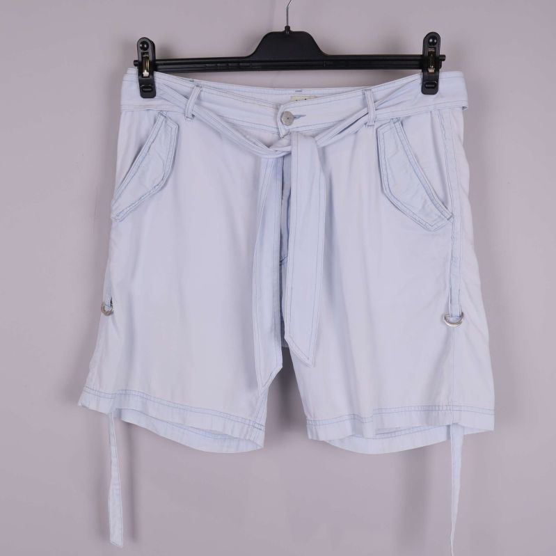 Framsida av vita shorts med fickor och knytband