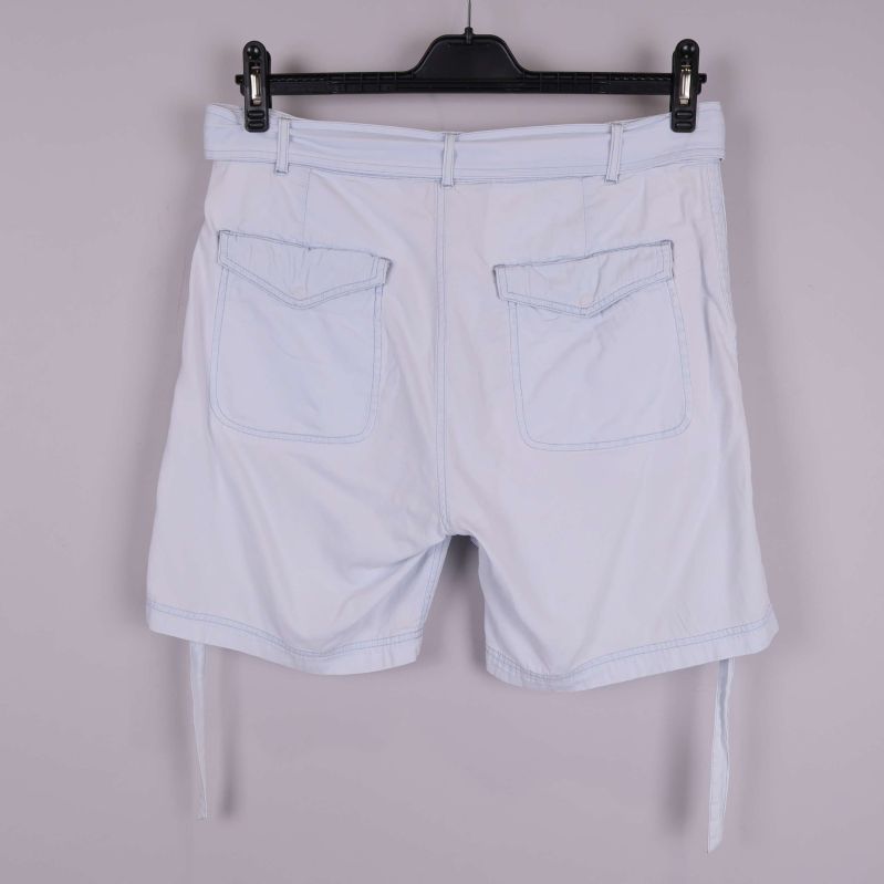 Baksida av vita shorts med ficklock