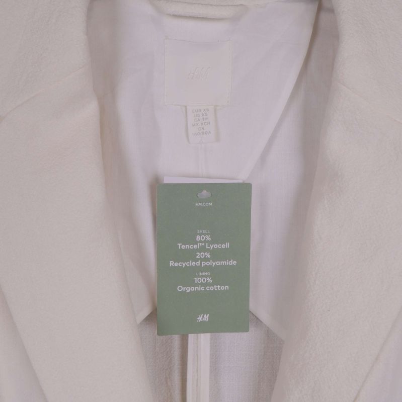 Närbild på materiallapp i kavajens krage hos H&M