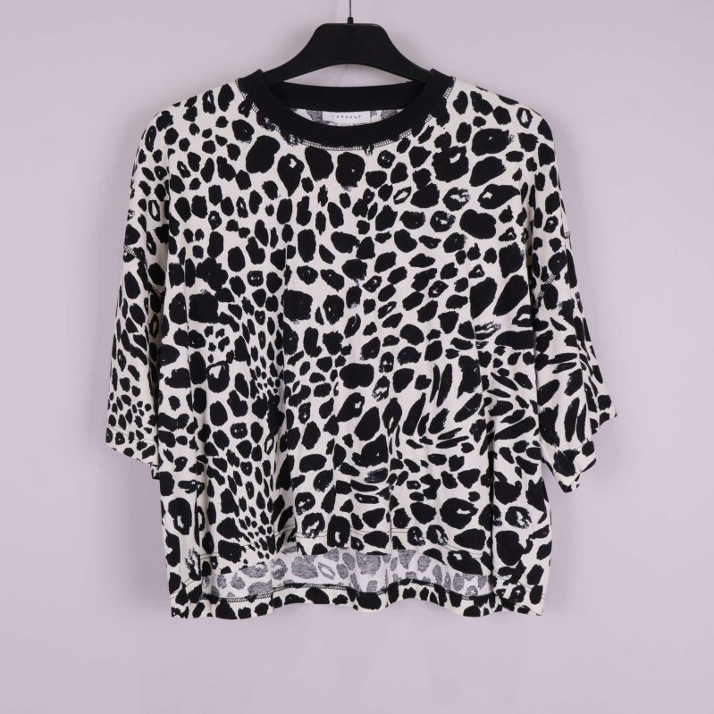 Djurmönstrad oversized topp framifrån