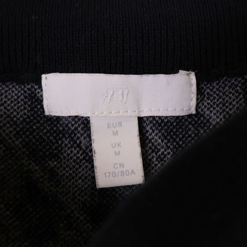 Närbild på H&M tag och storleksetikett, medium