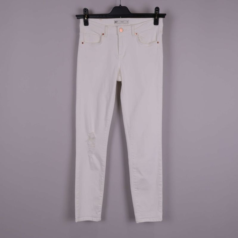 Vita slimmade jeans framifrån med slitning vid knäet