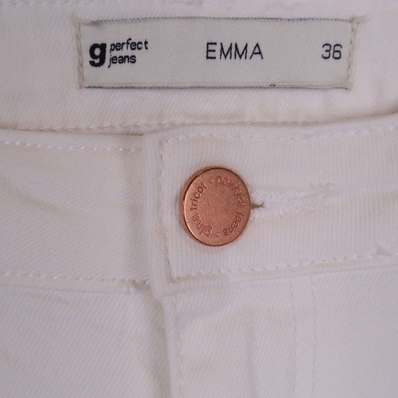 Närbild på linning och knapp på vita jeans från g perfect jeans