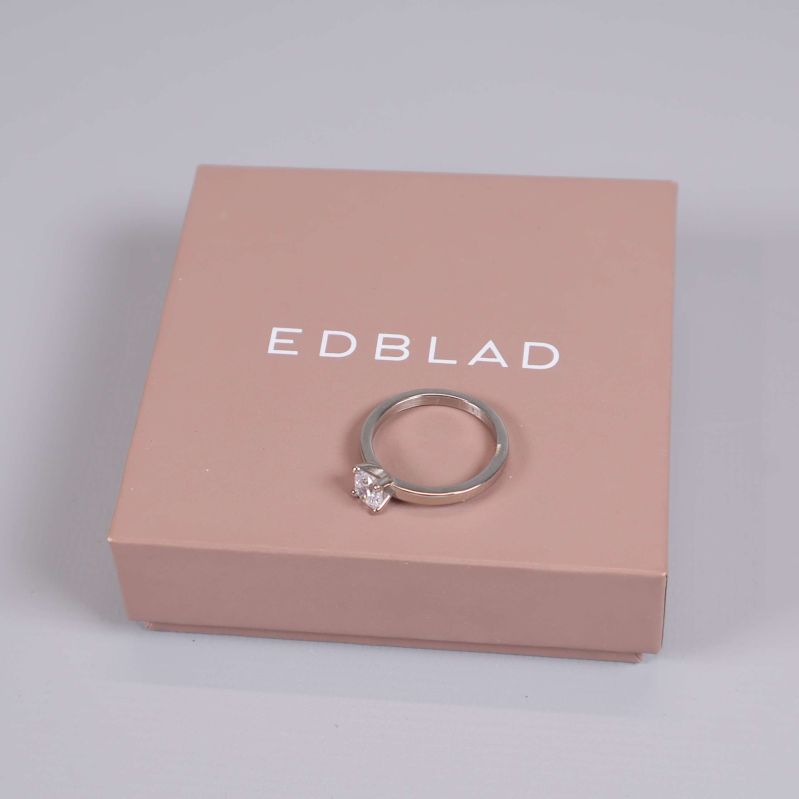Silverfärgad ring med solitär på rosa Edblad-ask