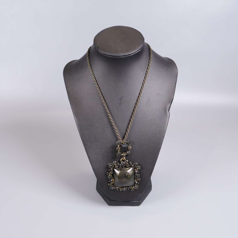 Halsband med stor fyrkantig dekor på bystdisplay