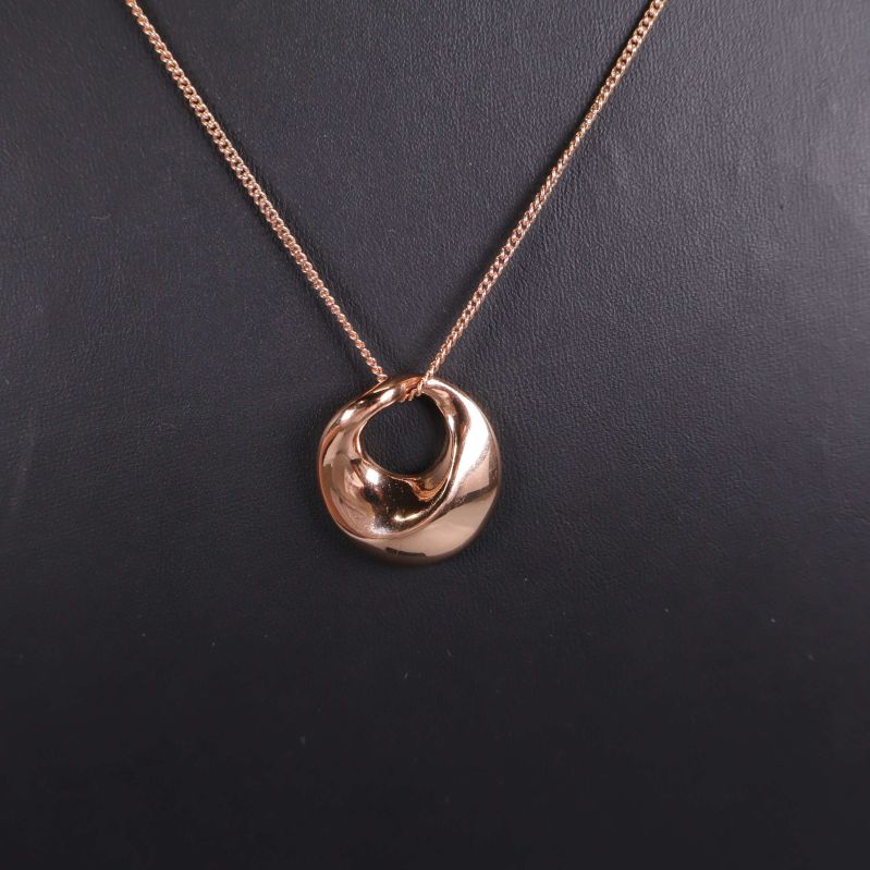 Berlock på halsband närbild mot svart bakgrund