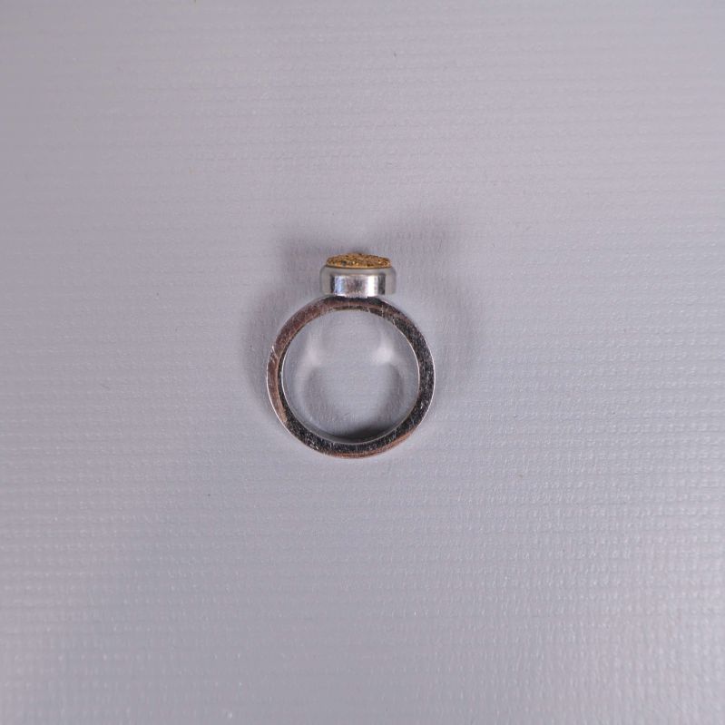 Ring sedd från sidan med cirkelformat topp