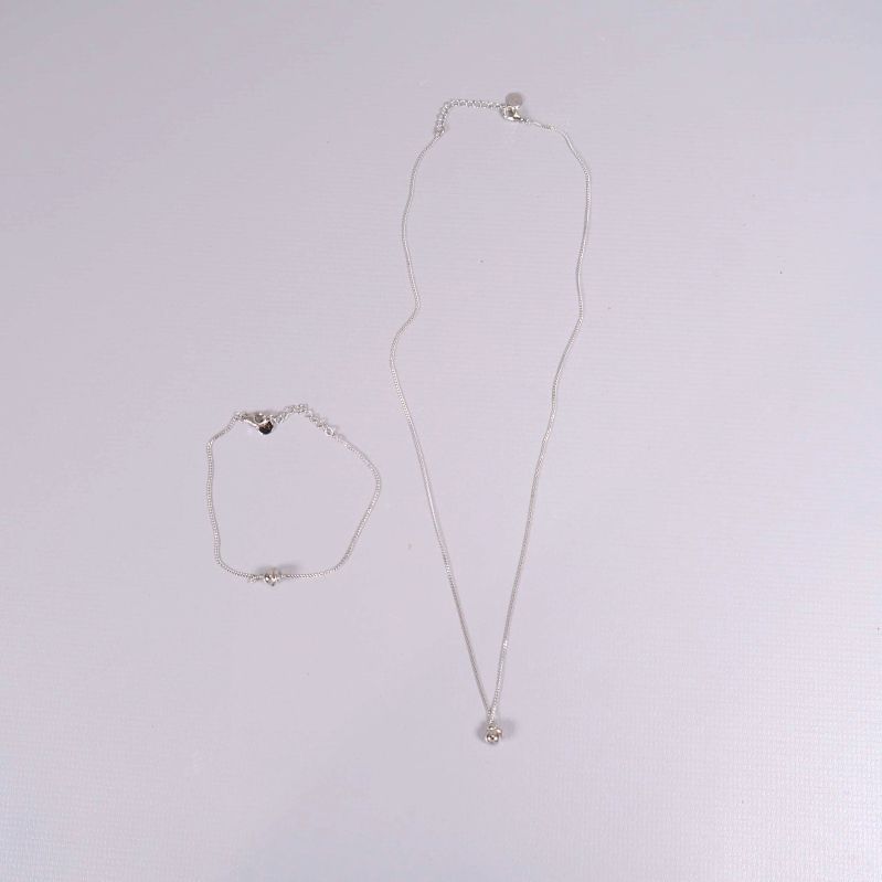 Halsband och armband i silverfärg utlagda