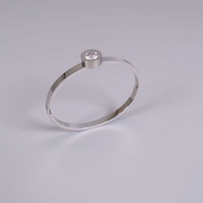Silverfärgat armband med stor kristall mitt på