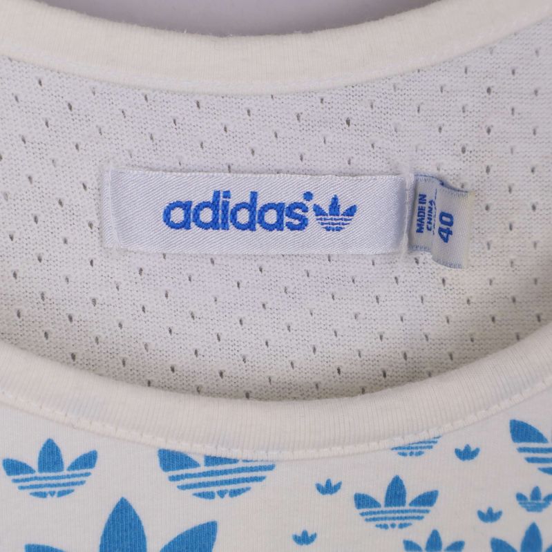 Närbild på Adidas etikett och storlekslapp i halsen