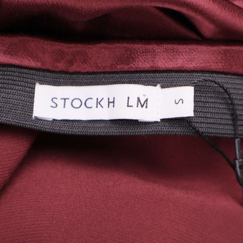 Etikett med texten STOCKH LM och storlek S