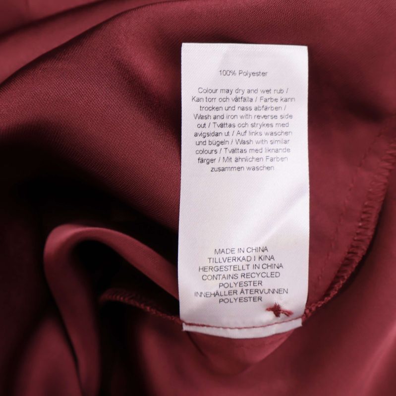 Materialetikett med texten 100% polyester i blusen
