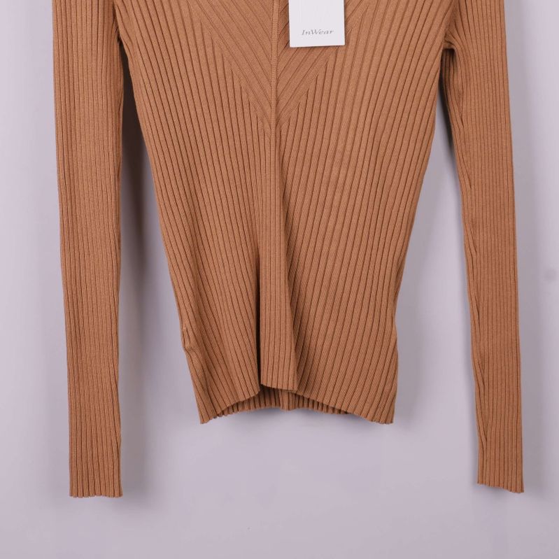 Nederdel på ribbstickad beige topp med lång ärm