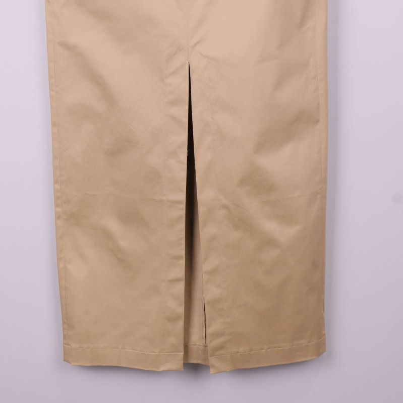 Nedre del av beige kjol med slits framtill