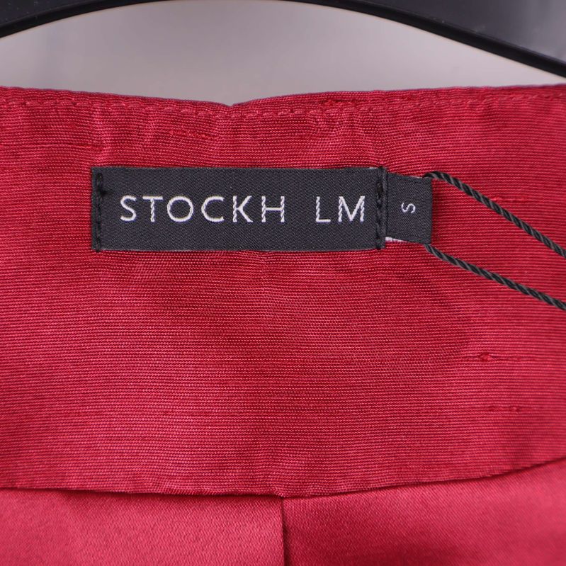 Närbild på etikett med varumärket STOCKH LM