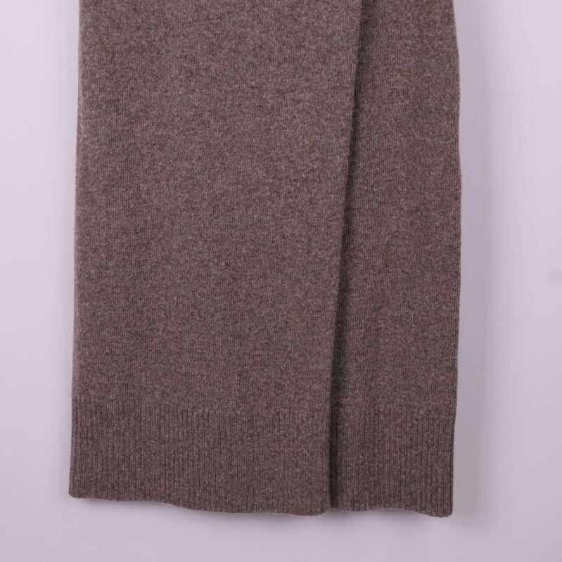 Närbild på nederkant och textur på stickad taupe kjol