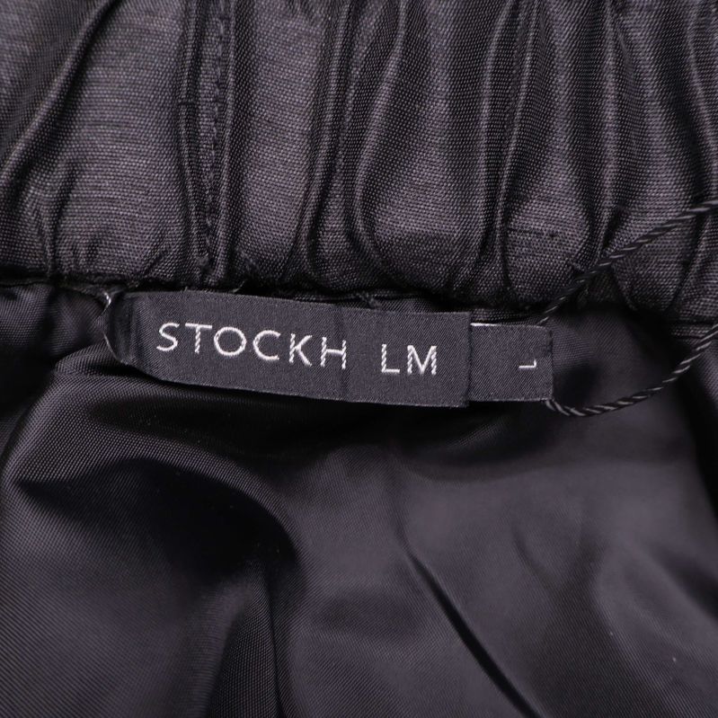 Märkesetikett med texten STOCKH LM inuti kjolen
