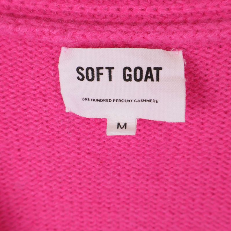 Märkeslapp med texten SOFT GOAT och storlek M