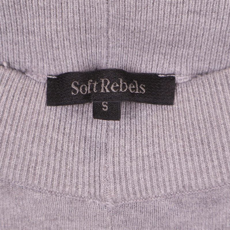 Svart etikett med texten Soft Rebels och storlek S