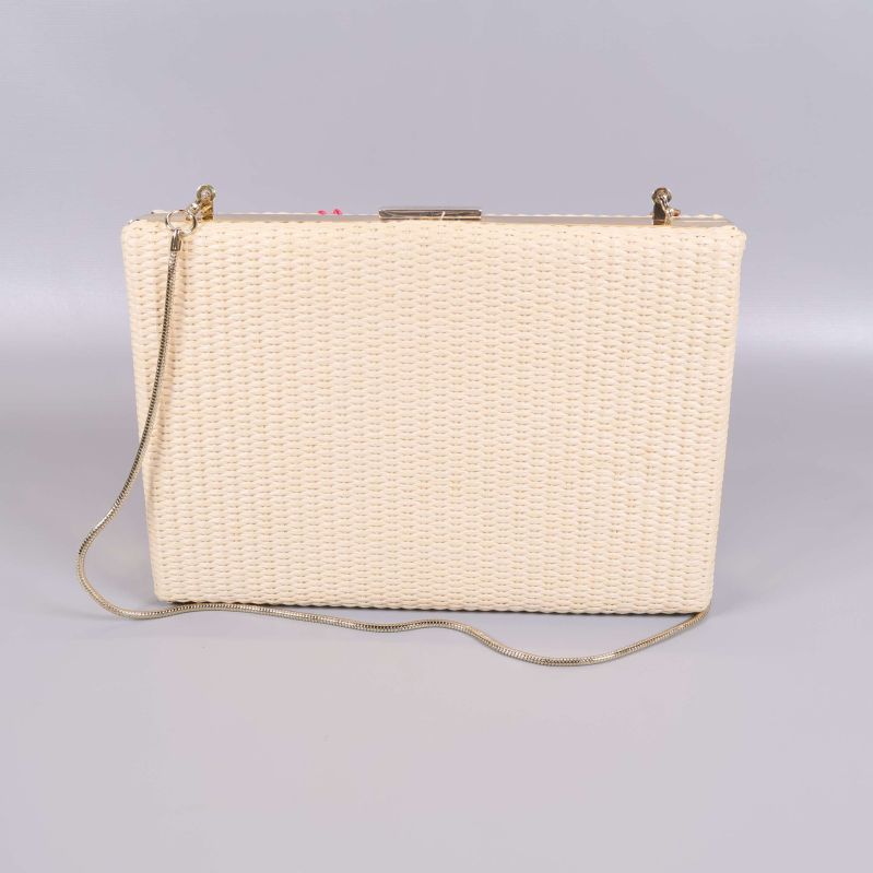 Baksidan av clutch i flätad beige struktur 