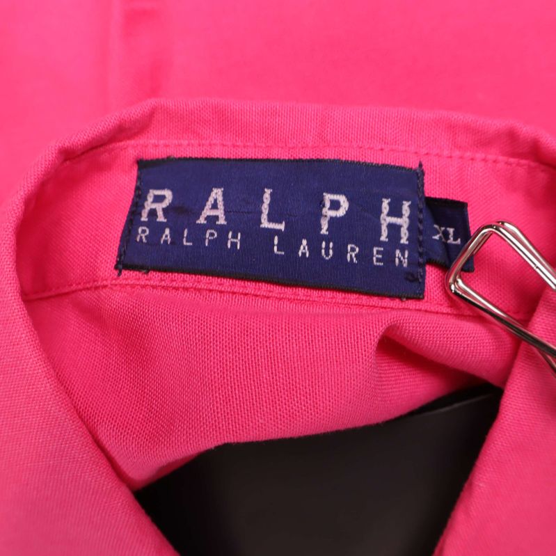 Namn- och storleksetikett från Ralph Lauren inuti skjortan