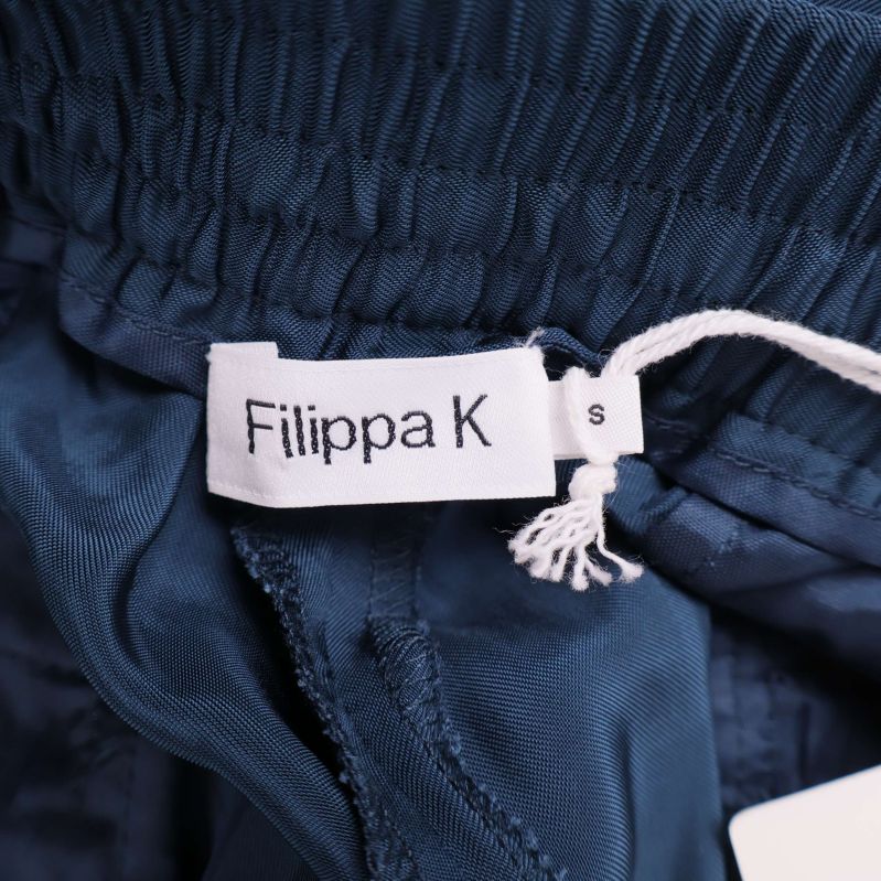 Filippa K-logga på insidan av byxorna