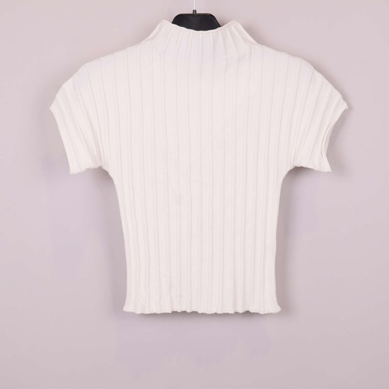Vit ribbad topp med mockneck sedd bakifrån
