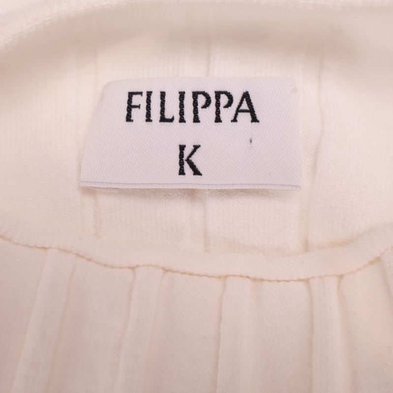 Närbild på Filippa K logga i nacken på toppen