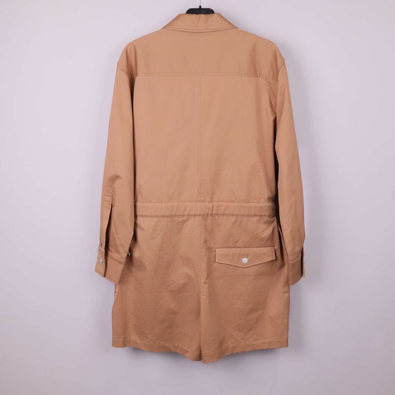 Baksidan av jumpsuiten med fickdetalj
