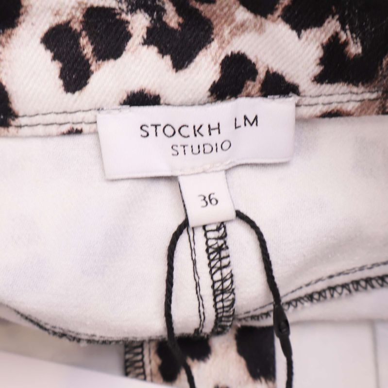 Storlekslapp med texten STOCKH LM STUDIO och storlek 36