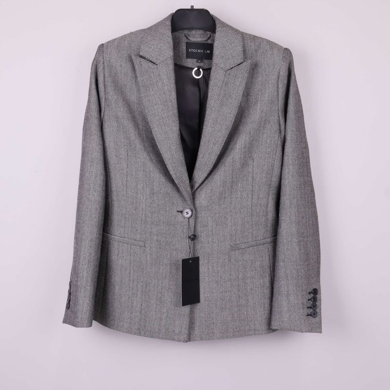 Grå blazer på galge med klassisk krage framifrån