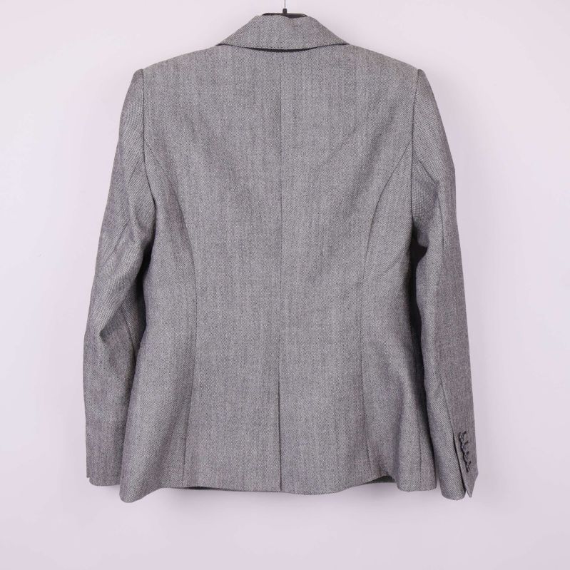 Baksidan av grå blazer med tydliga sömmar och kavajkrage