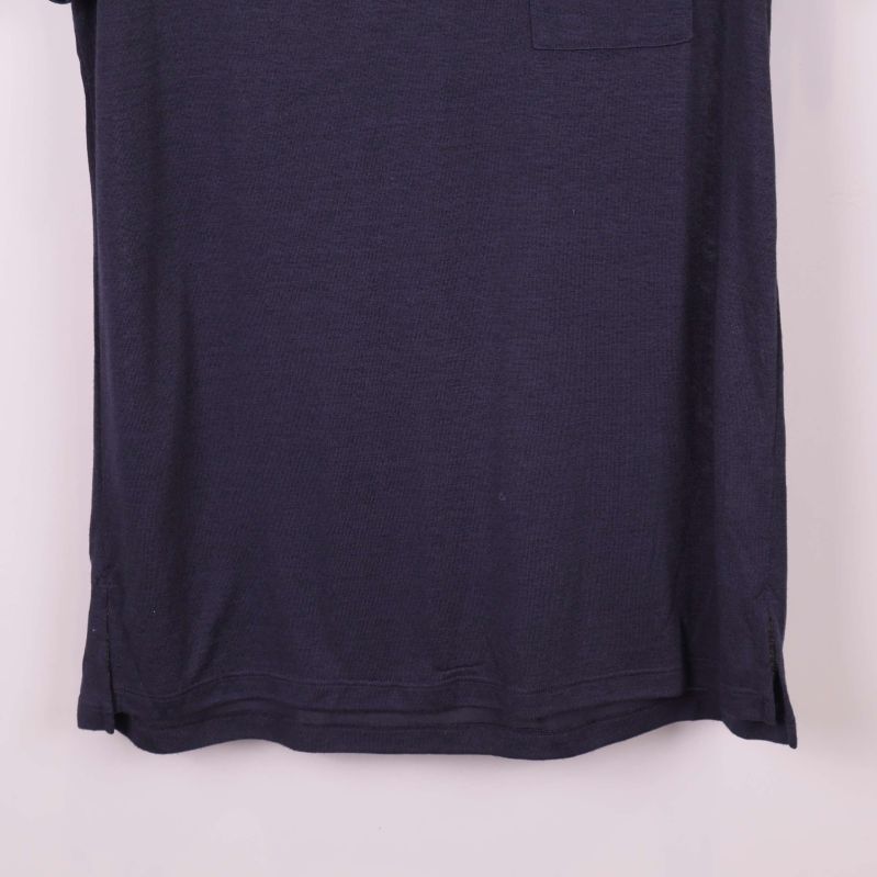 Nedre del av blå t-shirt, visar fåll och materialstruktur