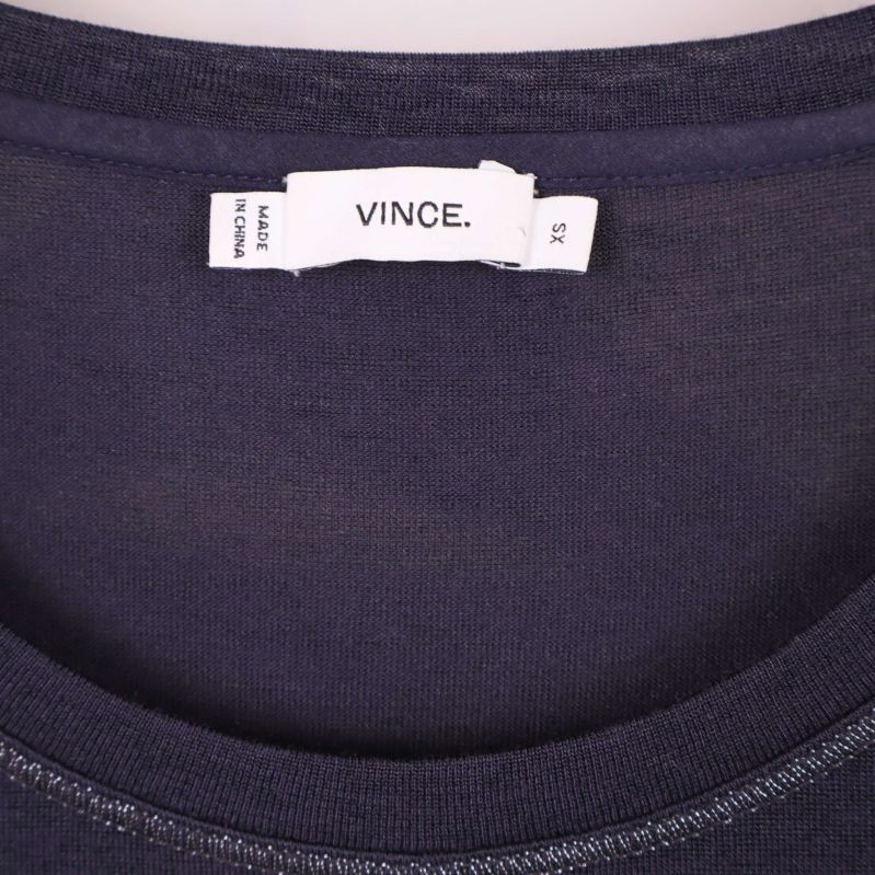 Närbild etikett med märket Vince. i halsen på t-shirten